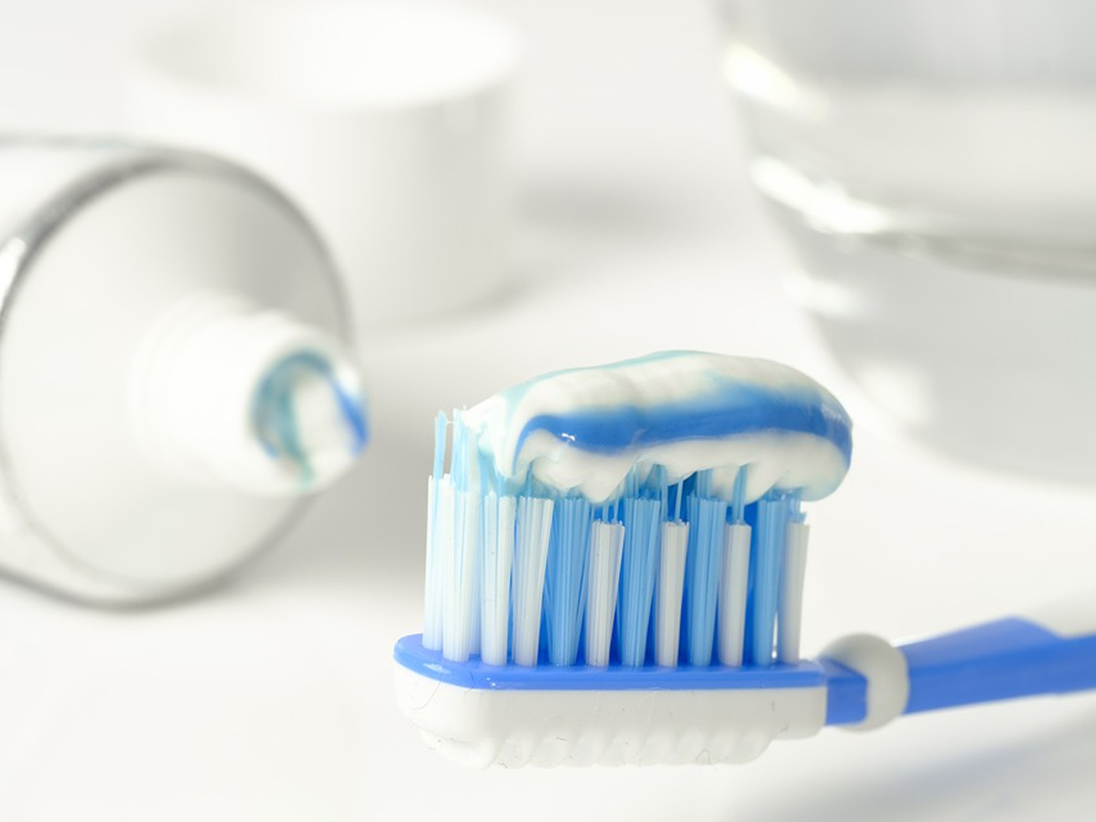 Can toothpaste whiten teeth?